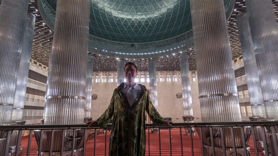 Jakarta Luxury Tours, Your Best Friend in Travelling. - Istiqlal Mosque and Jakarta Cathedral