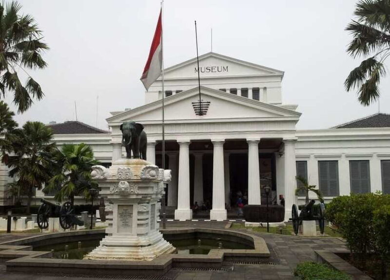 JAKARTA : MAKE YOUR CUSTOMIZED DAY TOURS WITH CAR DRIVER - Transportation and Price Analysis