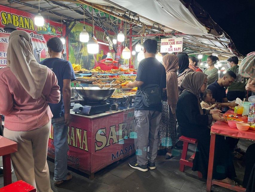 Jakarta Night Tour: Guided Sightseeing & Street Food Tour - Exploring Street Food