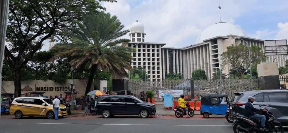 Jakarta : Private Car Charter With Driver in Group by Van - English-speaking Driver Services
