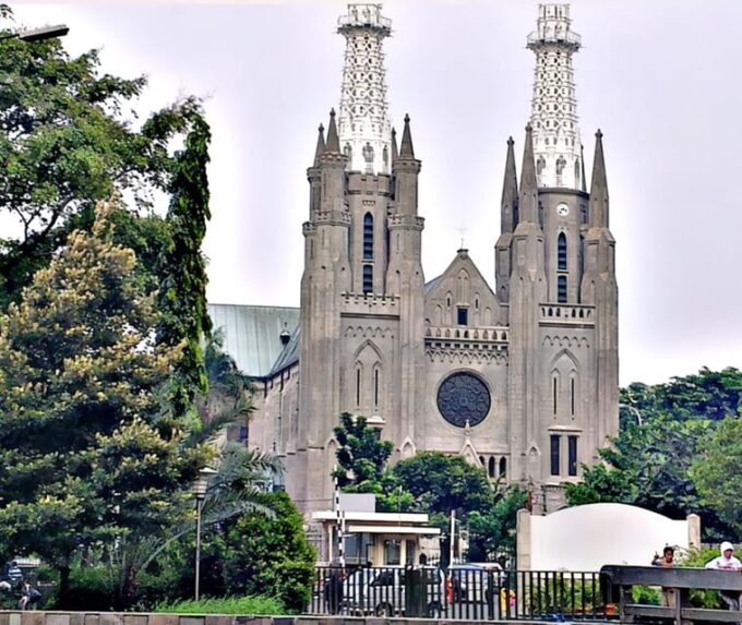Jakarta Tour :Beautiful Miniature Glorious Park of Indonesia - Accessibility and Languages