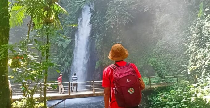 Jakarta Tour: Situ Gunung Waterfall & Suspension Bridge - Private Group Tours