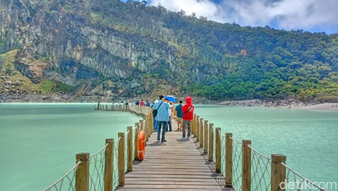 Jakarta Tour: White Crater, Pinisi Resto, Hotspring - Lunch at Pinisi Resto
