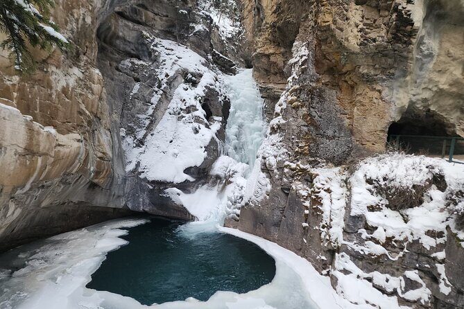 Johnston Canyon: Frozen Falls - Johnston Canyon: Frozen Falls – A Winter Wonderland Experience