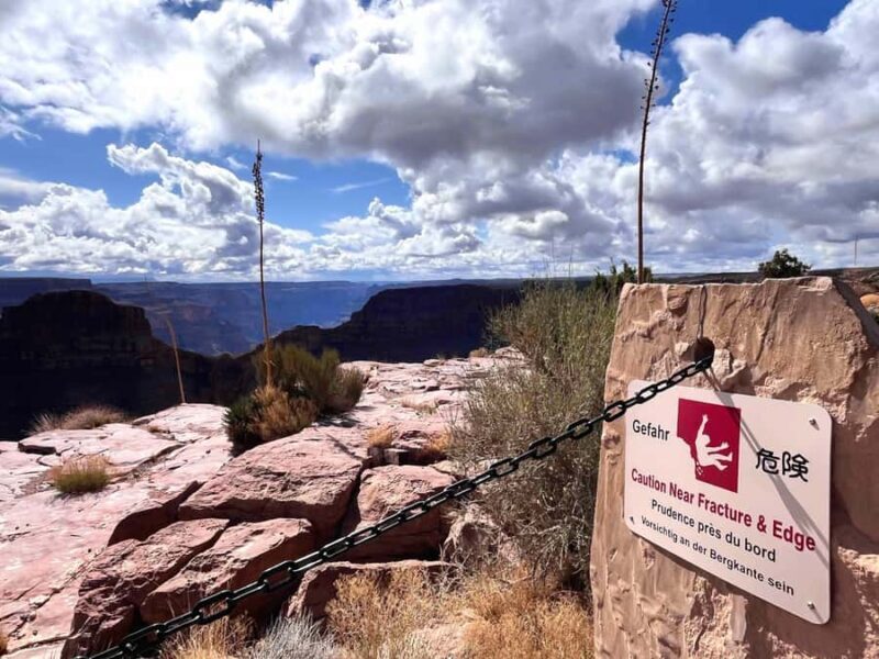 Join us for a tour of the Grand Canyon with a French guide, including the Skywalk - Guided Experience in French: Enriching and Personal