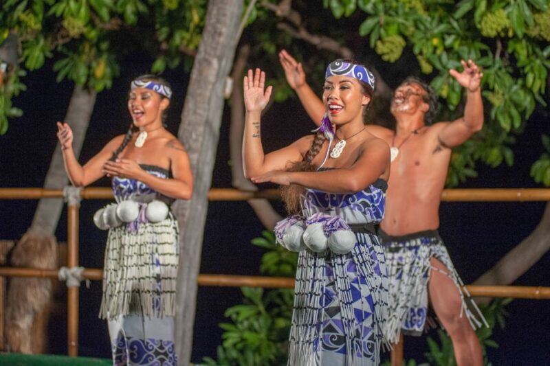 Kailua-Kona: Voyagers of the Pacific Luau with Buffet Dinner - Atmosphere and Practical Details