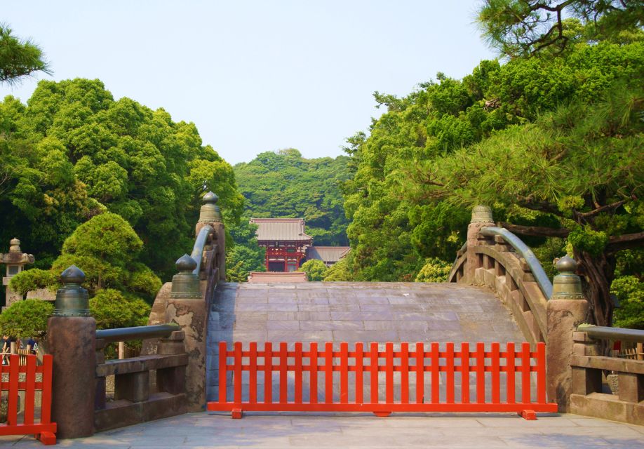 Kamakura: Great Buddha, Hase Temple, & Komachi Street Tour - Lunch at a Local Restaurant