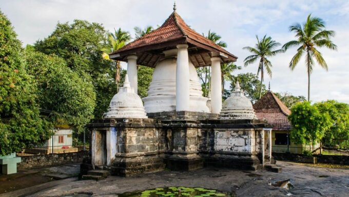 Kandy: Sightseeing Tour by Tuk Tuk Morning or Evening - Kandy Cultural Show
