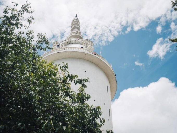 Kandy: to Ambuluwawa Tower and Tea Exploration by Tuk Tuk - Visiting the Temple of the Sacred Tooth Relic