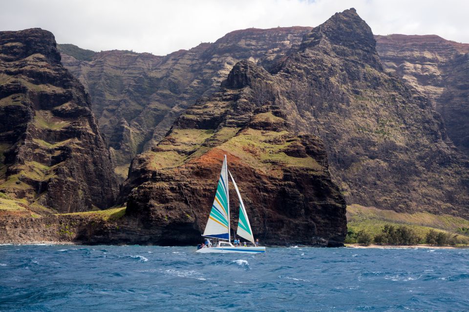 Kauai: Napali Coast Sunset Sailboat Tour With Dinner - Onboard Amenities