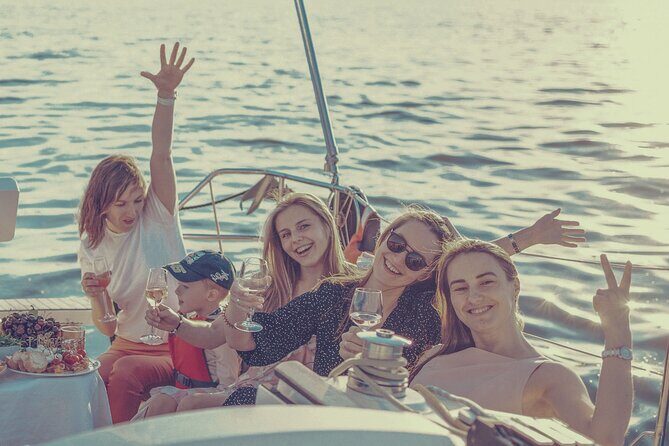 Kelowna Boat Hire Waves and Wines Boat Tour - Key Points