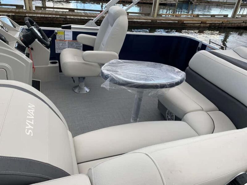 Kelowna: Sylvan Mirage Cruise Pontoon for rent - The Experience: What You Can Expect