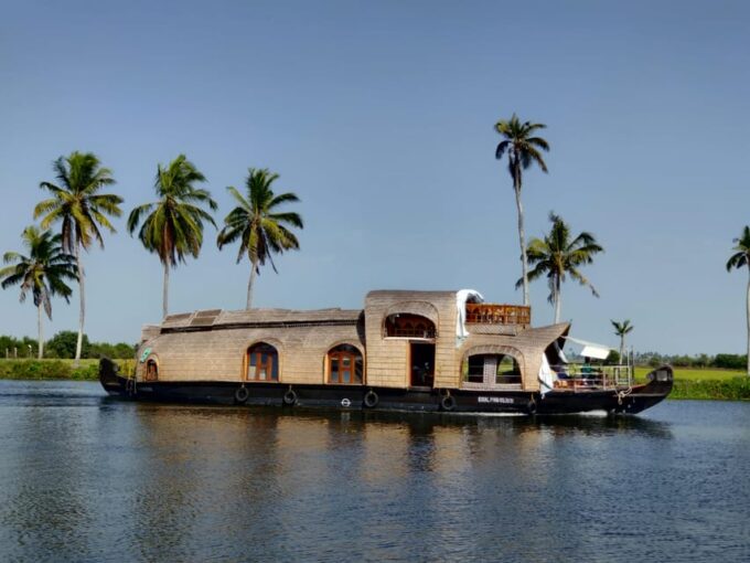 KERALA HILLS & BACKWATERS - 5 NIGHTS / 6 DAYS - Wildlife Boat Tour
