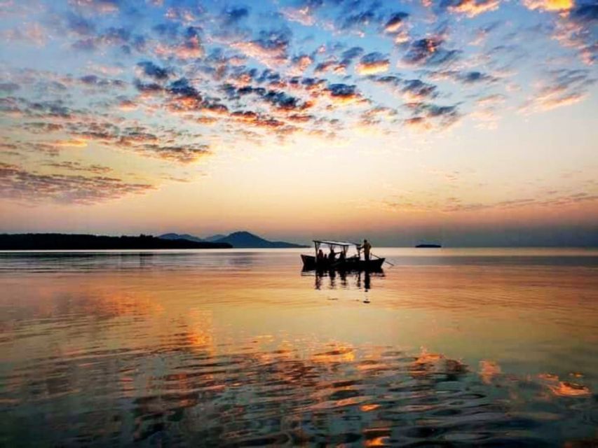 Ko Lanta: Private Romantic Sunrise by Gondola - Local Refreshments