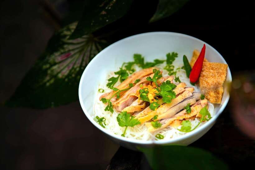 Kon Tum: City Highlights and Local Flavors Tour With Pickup - Kon Klor Communal House and Suspension Bridge