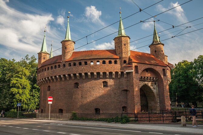 Krakow Old Town and Wawel Castle Tour With Guide - Visiting Wawel Castle