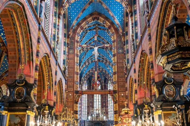 Krakow: Old Town short walk with St. Mary's Basilica visit - Key Points: