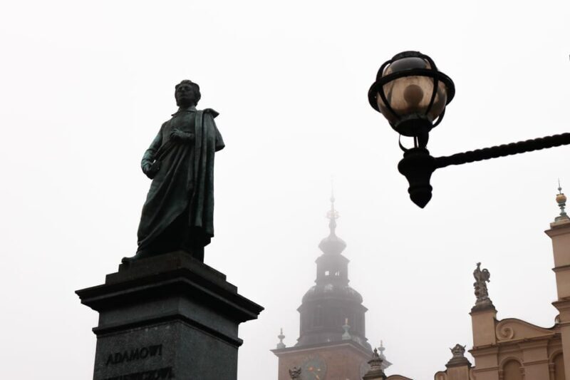 Krakow: Old Town Walk and Underground Museum Tour - Exploring Krakow’s Dark Past