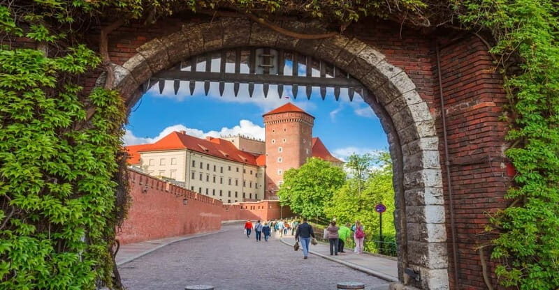 Krakow: Wawel Cathedral Guided Tour with Admission Tickets - Inside Wawel Cathedral: The Heart of Polish History