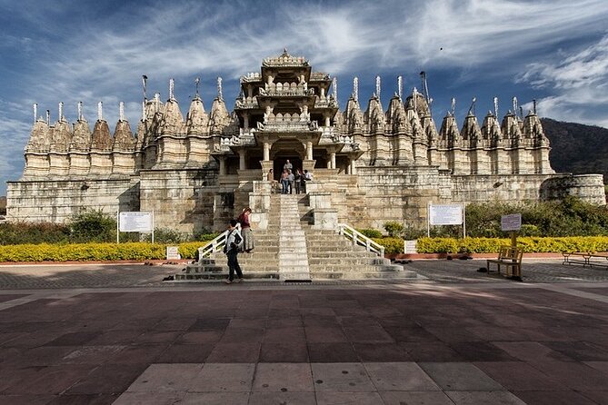 Kumbhalgarh Fort and Ranakpur One Day Trip From Udaipur With Guide & Lunch - Professional Tour Guide Accompaniment