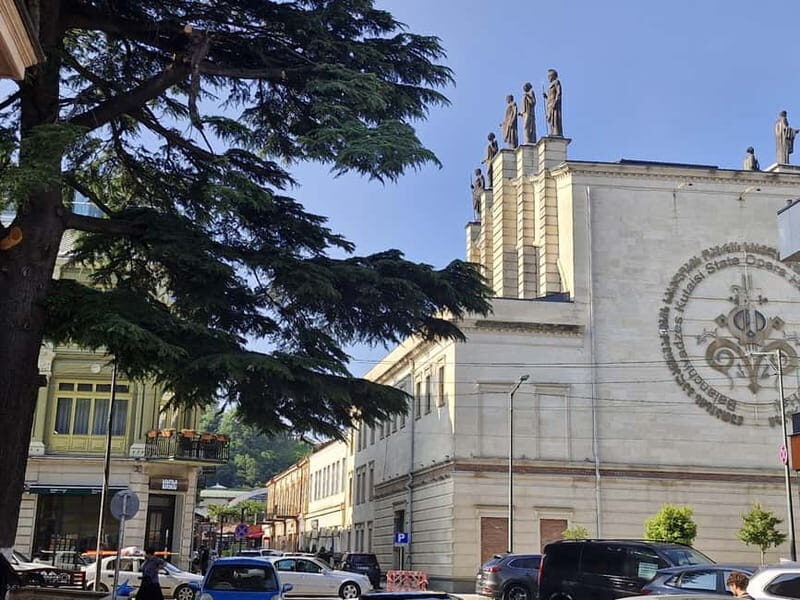 Kutaisi: Guided Walking Tour with Local Snack - Who Should Consider This Tour?