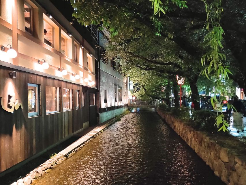 Kyoto: All-Inclusive 3-Hour Food and Culture Tour in Gion - Visiting Yasaka Shrine