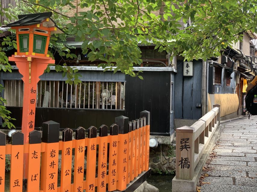 Kyoto: Exclusive Geisha Show in Gion With Tea Ceremony - Capturing Photos With a Maiko