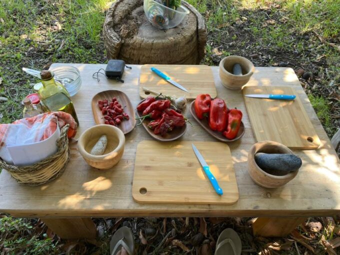 La Gomera Rural Life Experience: Mojo Workshop - Mojo Sauce Preparation