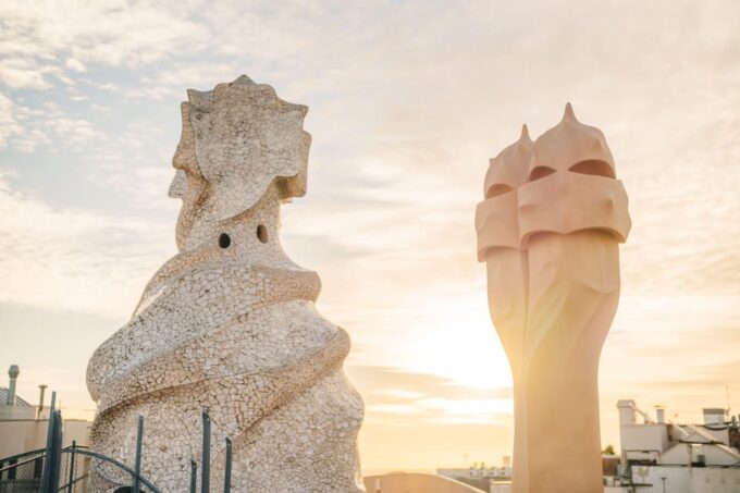 La Pedrera Premium: Exclusive Tour With Cava & Stunning View - Cava and Sweets in the Owners Apartment