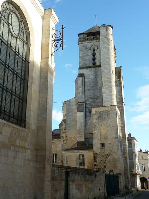 La Rochelle: Old Town and Vieux-Port Guided Walking Tour - Tour Inclusions and Restrictions