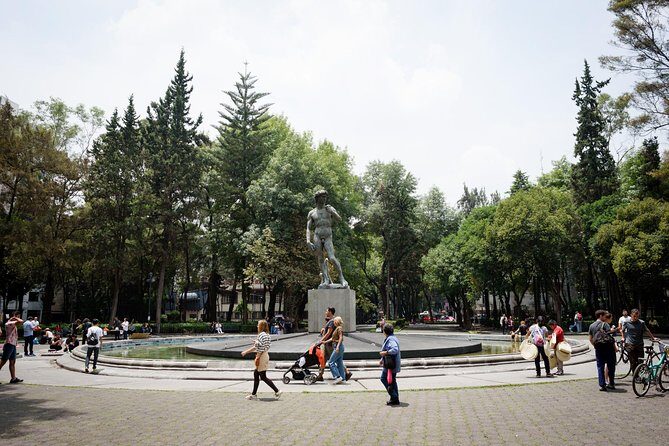 La Roma's Famous Sights and Local Lore: A Self-Guided Audio Tour - A Closer Look at the Experience