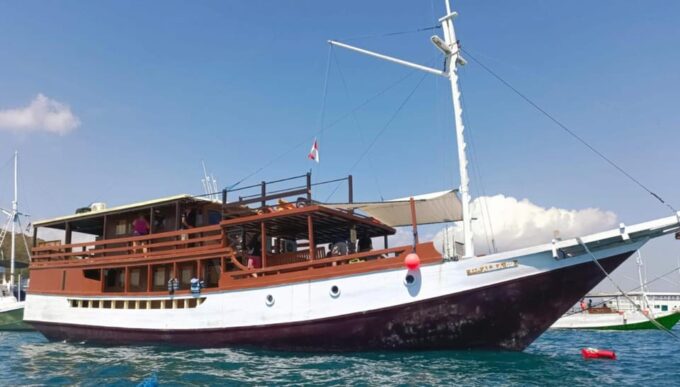 Labuan Bajo: Komodo & Pink Beach 2-Day Group Boat Tour - Meal Accommodations