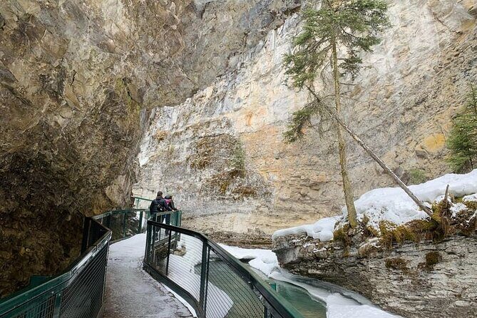 Lake Louise, Moraine, Emerald, Johnston Canyon and Banff Town - The Value of a Guided Day Tour
