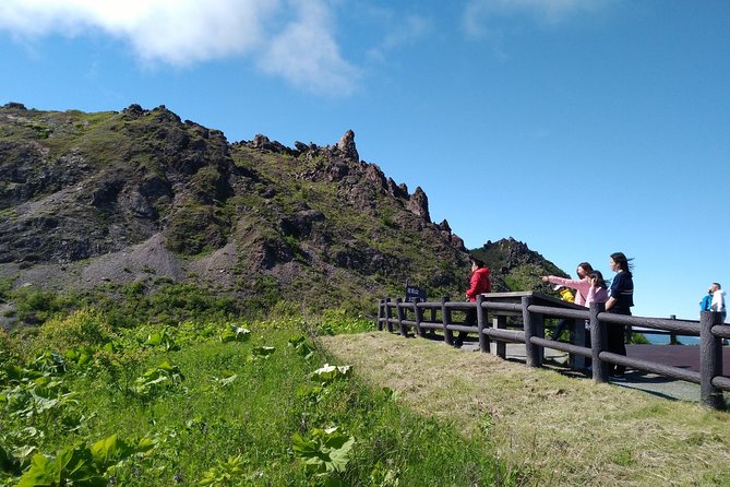 Lake Toya and Noboribatsu Hell Valley Private Day Trip - Ascending Mount Usu