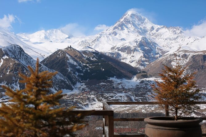 Landscapes of Ananuri Gudauri, Kazbegi and Hotel Rooms Group Tour - Key Points
