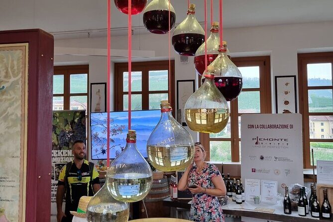 "Langhe del Barolo" Private E-bike Tour - Asphalt and Dirt Road - Stop 3: La Morra