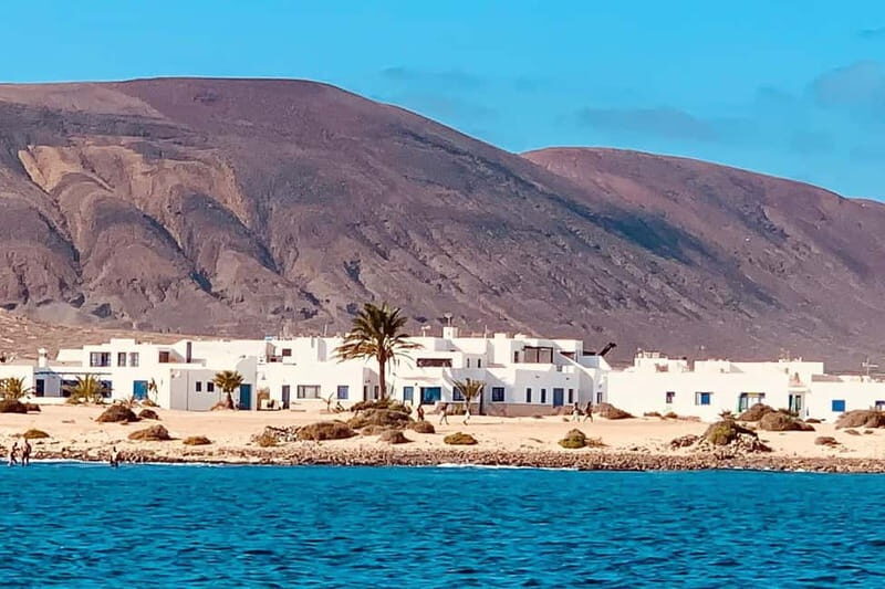 Lanzarote: Ferry to La Graciosa with Wi-Fi (free parking) - The Basics of the Ferry to La Graciosa