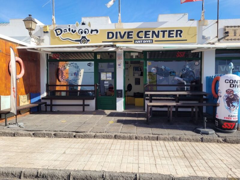 Lanzarote: Small Group Beginner Dive Course Costa Teguise - Booking and Cancellation