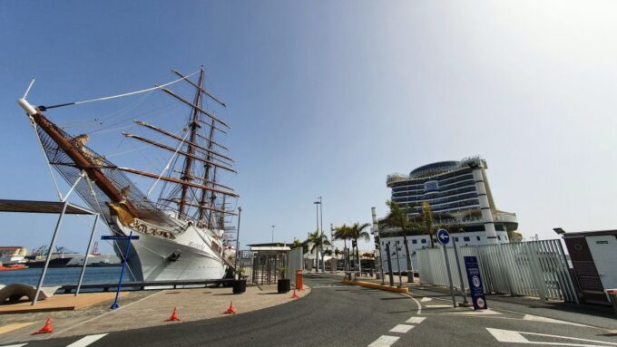 Las Palmas: Beach Promenade Self-guided Walk - Experience the Unique Concert Hall