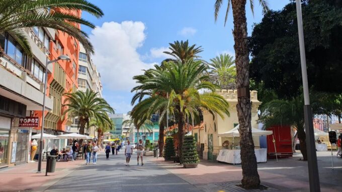 Las Palmas: Beach Promenade Self-guided Walk - Learn About Local Sports and Personalities