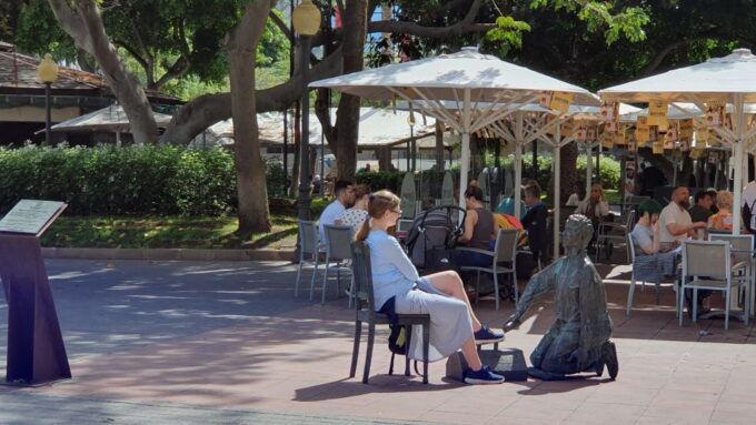 Las Palmas: Beach Promenade Self-guided Walk - Engaging Tasks and Riddles