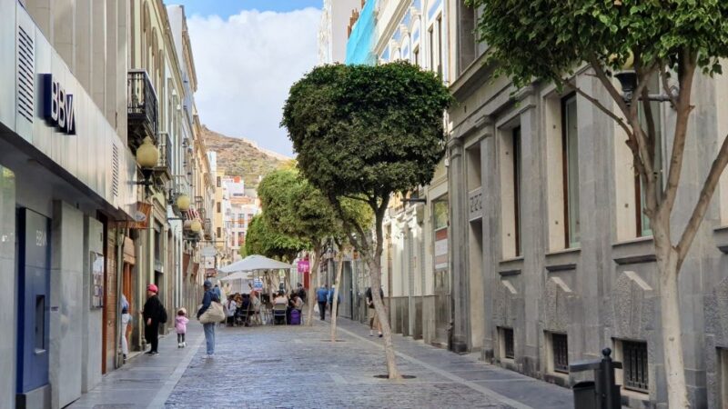Las Palmas: Old Town Highlights Self-Guided Walking Tour - Colorful Facades and Wooden Balconies