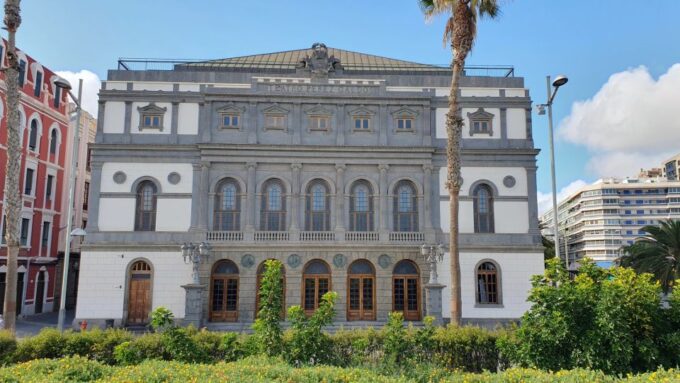 Las Palmas: Old Town Highlights Self-Guided Walking Tour - The Cathedral and Columbus House