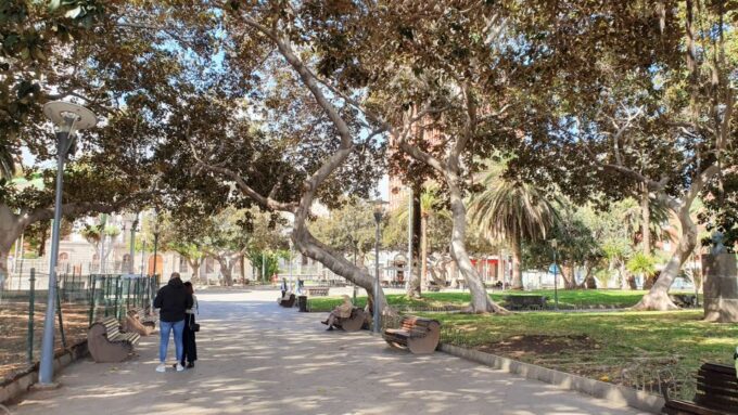 Las Palmas: Old Town Highlights Self-Guided Walking Tour - Local Market Scenes
