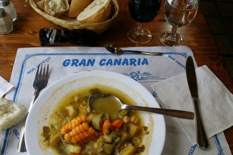 Las Palmas: Tapas and Drinks in the Beauty of the Old City - Live Tour Guide and Interaction
