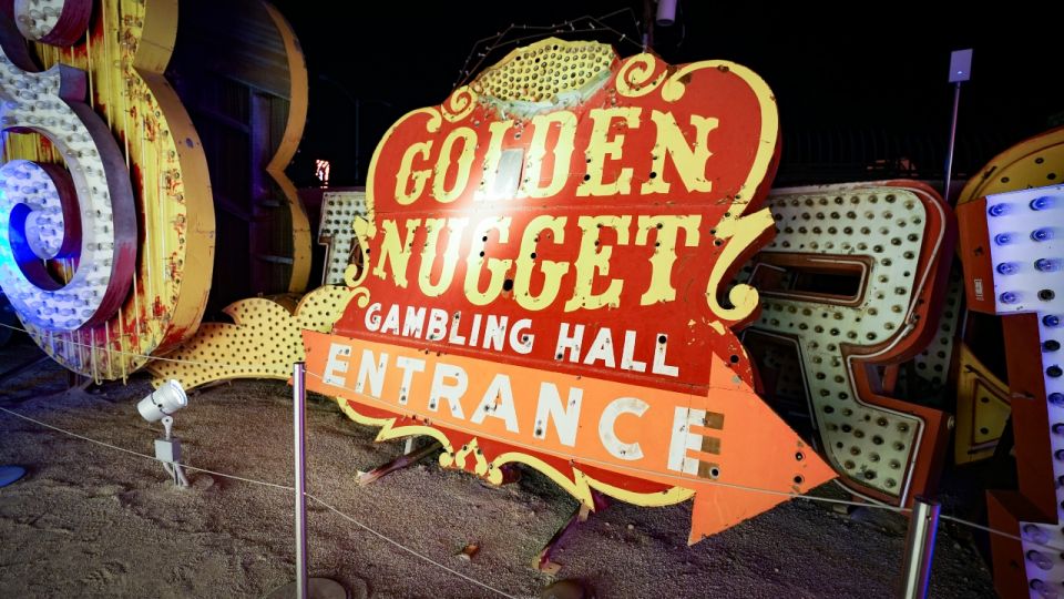 Las Vegas: Night Helicopter Flight and Neon Museum Tour - Exploring the Neon Boneyard