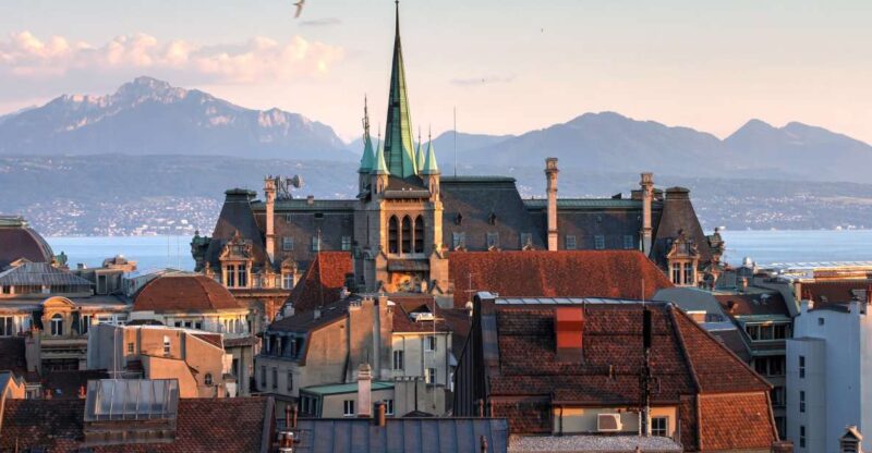 Lausanne: First Discovery Walk and Reading Walking Tour - Experience Highlights