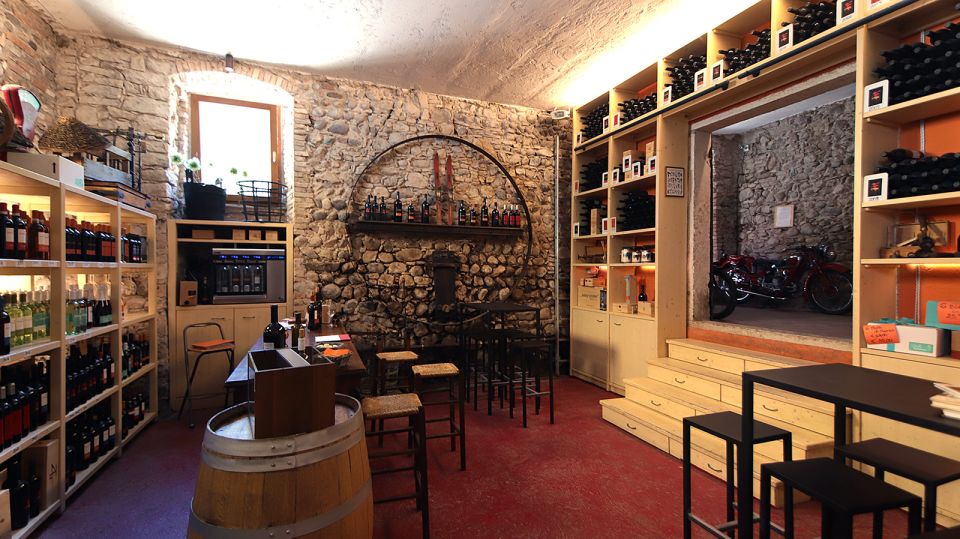 Lazise: Historical Center Wine Tasting Tour - Historical Cellar Experience
