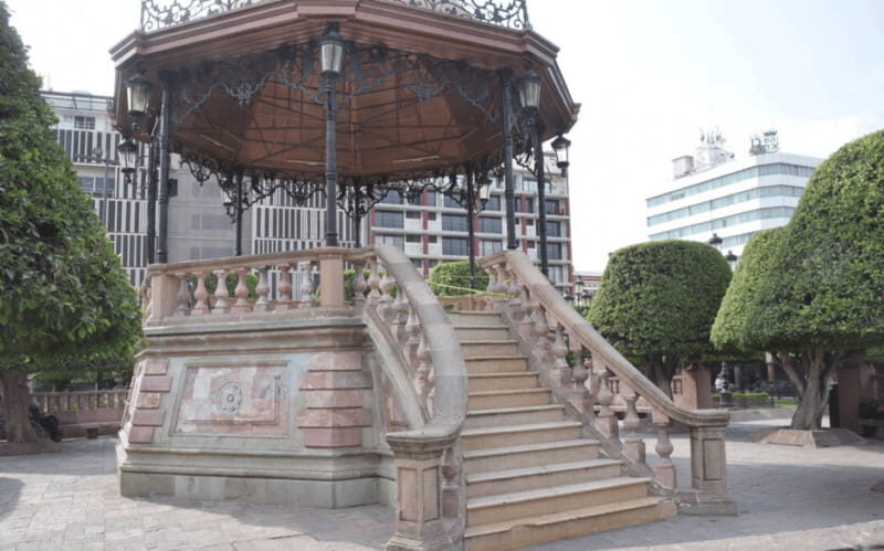 Leon: City Center Guided Tour with Nieve de Garrafa Tasting - Key Points