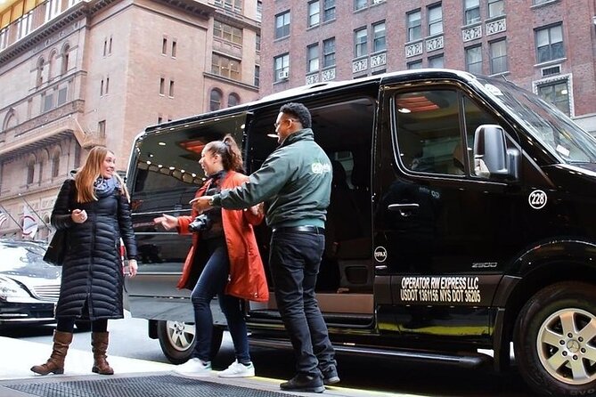 LGA to Manhattan: One Way Shared Arrival Transfer - Key Points